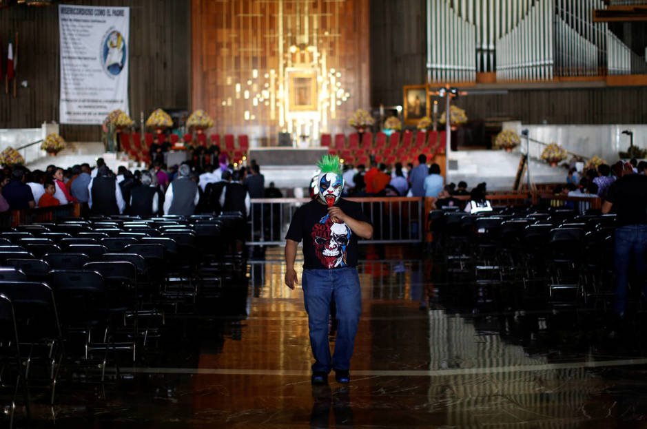 Un luchador visita la Basílica de Nuestra Señora de Guadalupe durante la peregrinación anual de practicantes de lucha libre a esta iglesia en Ciudad de México, el 25 de agosto de 2016. (Reuters) 