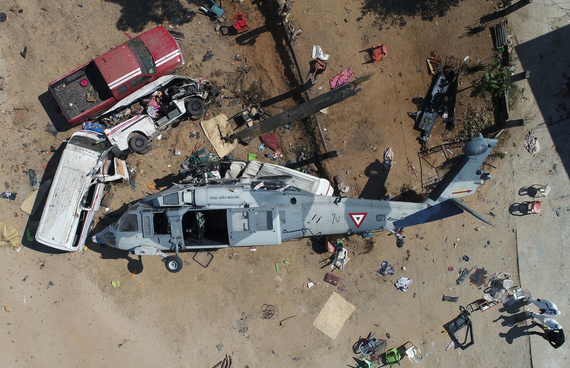 Aerial view of the military helicopter that fell on a van in Santiago Jamiltepec, Oaxaca state, Mexico, on February 17, 2018.  A 7.2-magnitude earthquake rattled Mexico on Friday, causing little damage but triggering a tragedy when a minister