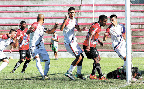 Jugadores de Royal Pari celebran el gol. Foto: APG