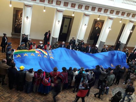 Autoridades del Gobierno y dirigentes de sectores sociales extendien una bandera de la reivindicación marítima en Palacio.