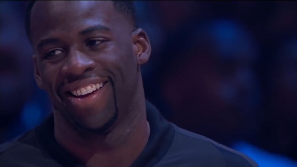 Draymond Green fue capturado riéndose durante la presentación de Fergie