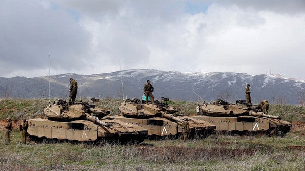 Tanques Merkava del ejército israelí preparados en las montañas del norte del país (Reuters)