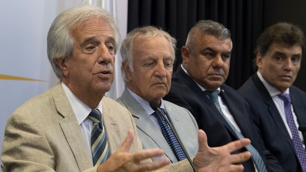 Tabaré Vázquez, presidente de Uruguay, junto a Fernado Marín y Claudio Tapia (AFP)