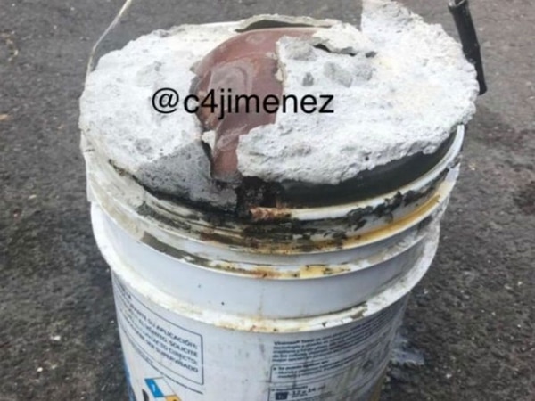 Una mujer alertó a las autoridades sobre un olor fétido que emanaba de las cubetas.