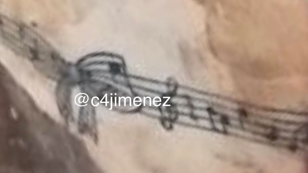 Las autoridades esperan que alguien pueda reconocer a la víctima por un tatuaje de notas musicales con un moño negro.