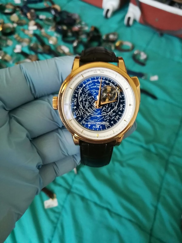 Uno de los relojes robados de la joyería del Conrad (@MI_UNICOM)