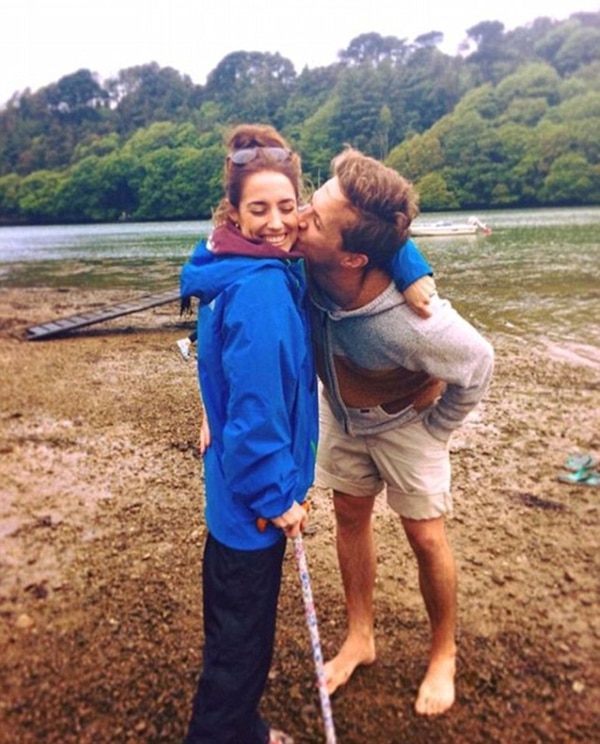 Jake Coates junto a Emmy Collett