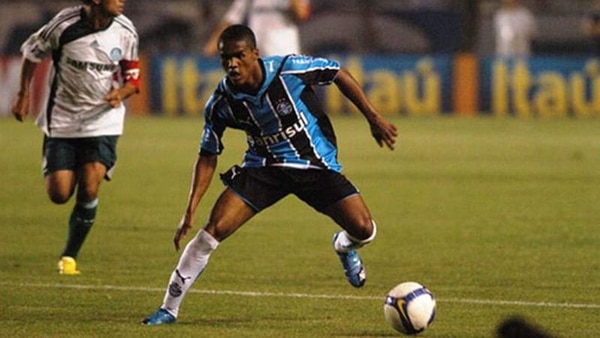 Costa jugó en el Gremio hasta 2009, cuando fue transferido al Shakhtar Dontesk