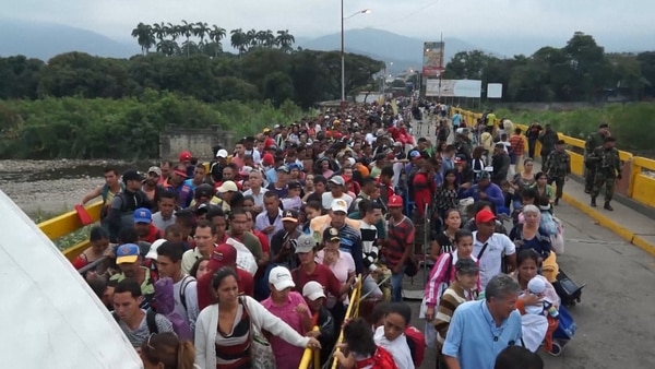 Miles de venezolanos cruzan a Colombia para comprar medicamentos