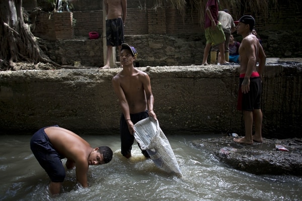 Los venezolanos buscan a alimentos incluso en alcantarillas (AP)