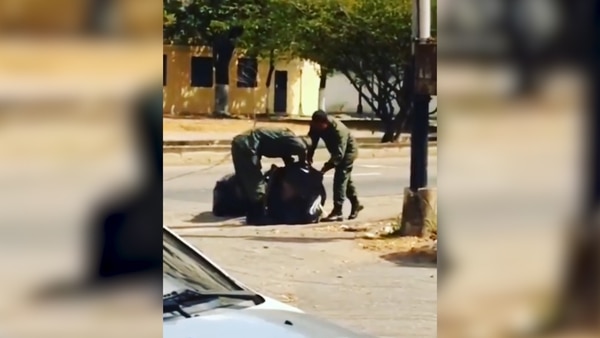 Hasta a los militares se los ha visto revolviendo entre la basura