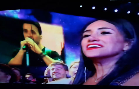 Ximena Suárez durante la presentación de Luis Fonsi en Viña del Mar. Foto: Captura 