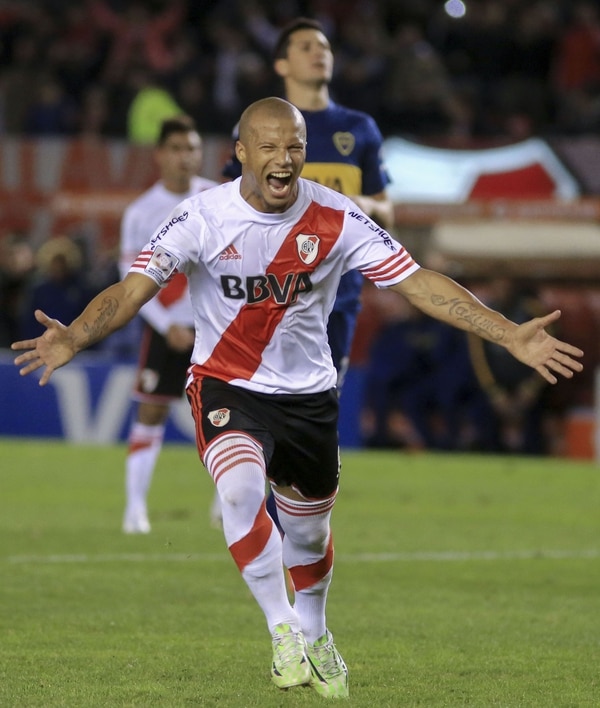 Carlos Sánchez festeja uno de sus goles en River (NA)