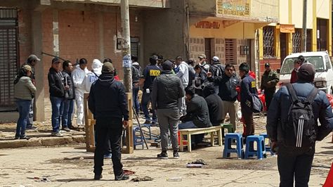 Personal especializado de la Policia y de la Fiscalía participaron en la inspección ocular del sitio donde se produjo la primera explosión en Oruro. (Foto: Juan Mejía)
