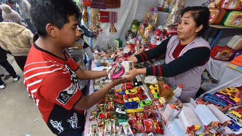 Miniaturas que son comercializadas en la Alasita. Foto: La Razón