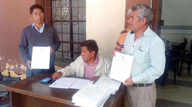 Promotores recolectan firmas contra los concejales de Quillacollo, ayer. | Los Tiempos