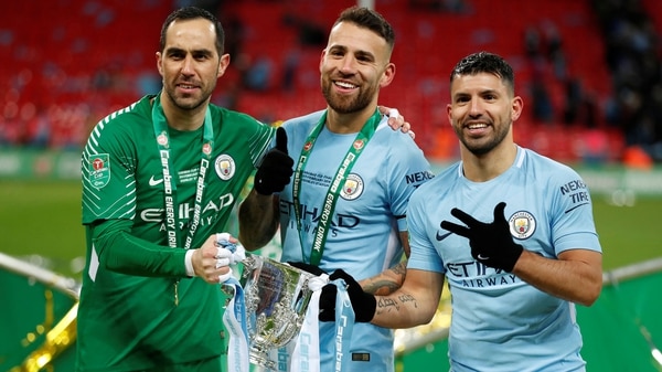 Con el chileno Claudio Bravo y el otro argentino campeón: Otamendi (Reuters/Peter Cziborra)