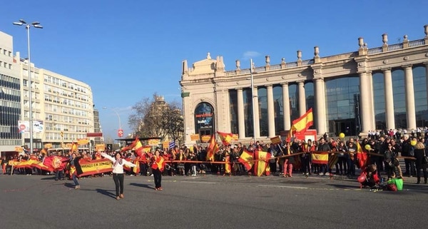 Cientos de catalanes se juntaron para recibir al Rey