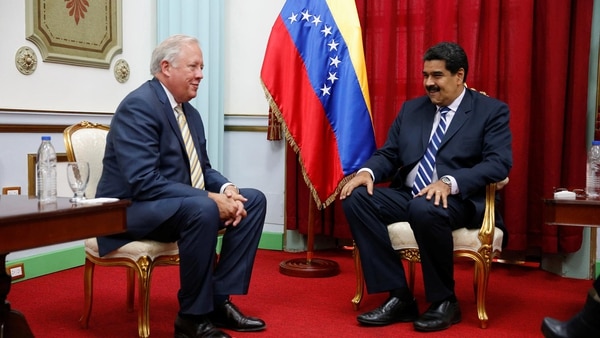 Thomas Shannon junto a Nicolás Maduro (Reuters)