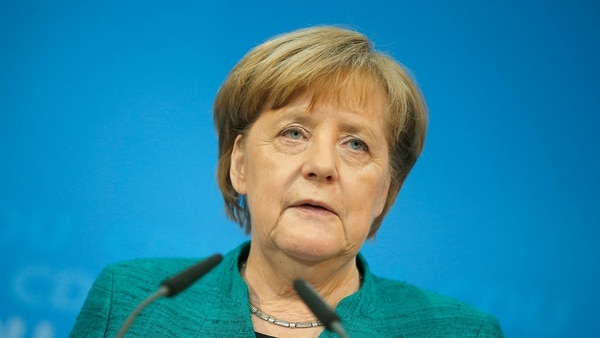 La canciller alemana Angela Merkel durante una conferencia de prensa tras la reunión ejecutiva de su partido este domingo (Reuters)