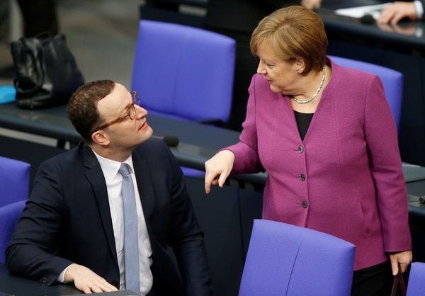 Angela Merkel habla con Jens Spahn durante una sesión del parlamento alemán (REUTERS/Axel Schmidt)