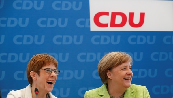 Annegret Kramp-Karrenbauer y Angela Merkel (REUTERS/Fabrizio Bensch/archivo)