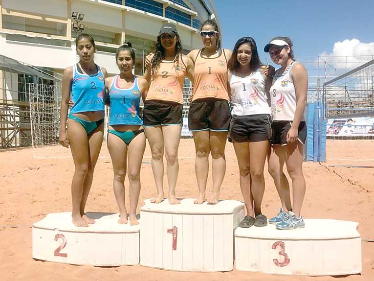 LAS DUPLAS GANADORAS QUE REPRESENTAN A COCHABAMBA. PRENSA BEACH VOLEY