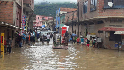 Pobladores de Guanay rescatan algunas de sus pertenencias en un bote.