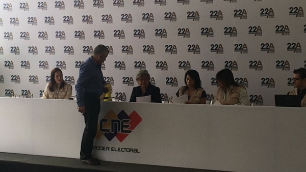 El momento en que Reinaldo Quijada presenta su candidatura