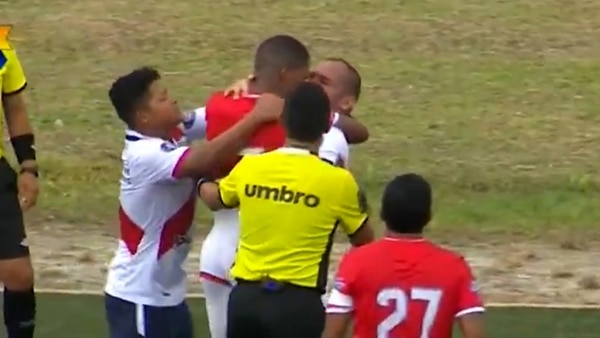 En el fútbol peruano, Juan Morales y Adrián Zela son expulsados tras este inédito cruce.