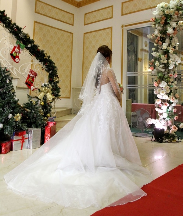 Las novias también pueden alquilar madres y tíos para llenar sus casamientos ficticios (AFP)