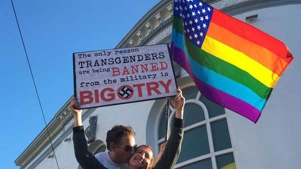 “La única razón por la que los transgéneros tienen prohibido el servicio militar es la intolerancia” (AP)