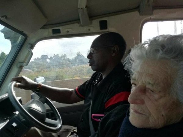 Irma se desplaza por el país africano a bordo de camionetas y jeeps