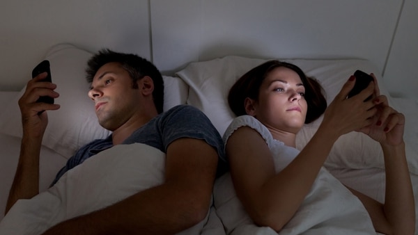 ¿Lo último que hace al acostarse y lo primero que hace al levantarse es mirar su teléfono? Es posible que le convenga replantear la relación con su dispositivo móvil.