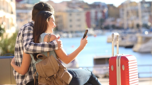 ¿De vacaciones? Con el teléfono es imposible descansar de la vida en línea. (Getty)