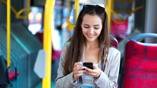 ¿En el tranporte público? Ni paisajes ni arquitectura para mirar en el camino, si está el teléfono. (Getty)