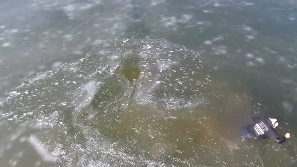 El hombre fue rescatado por sus amigos