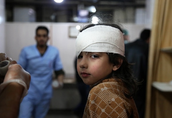 Centros médicos de Siria reciben a niños heridos por los bombardeos en Guta Oriental (AFP PHOTO / Ammar SULEIMAN)