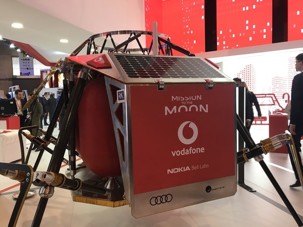 En el stand de Vodafone en el Congreso Mundial de Móviles, en Barcelona, se hizo el anuncio sobre la iniciativa de generar una red de conectividad 4G en la Luna