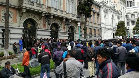 Protesta de choferes en la Alcaldía de La Paz.