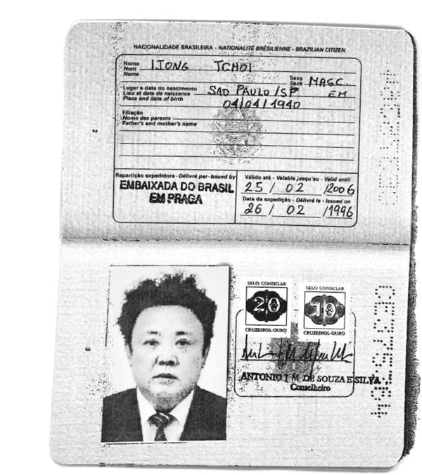 Una copia escaneada del pasaporte usado por el fallecido dictador norcoeano Kim Jong-il, padre de Kim Jong-un (REUTERS)