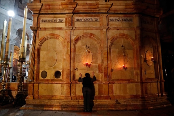Un feligrés reza en la Iglesia del Santo Sepulcro tras su reapertura (AFP / THOMAS COEX)