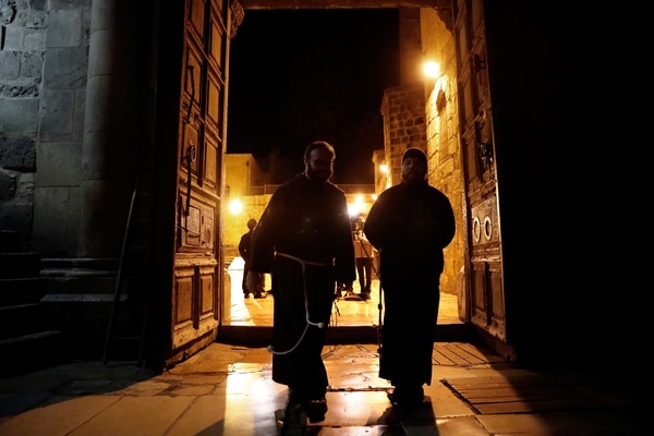 Dos frailes franciscanos ingresan al templo (AFP / THOMAS COEX)