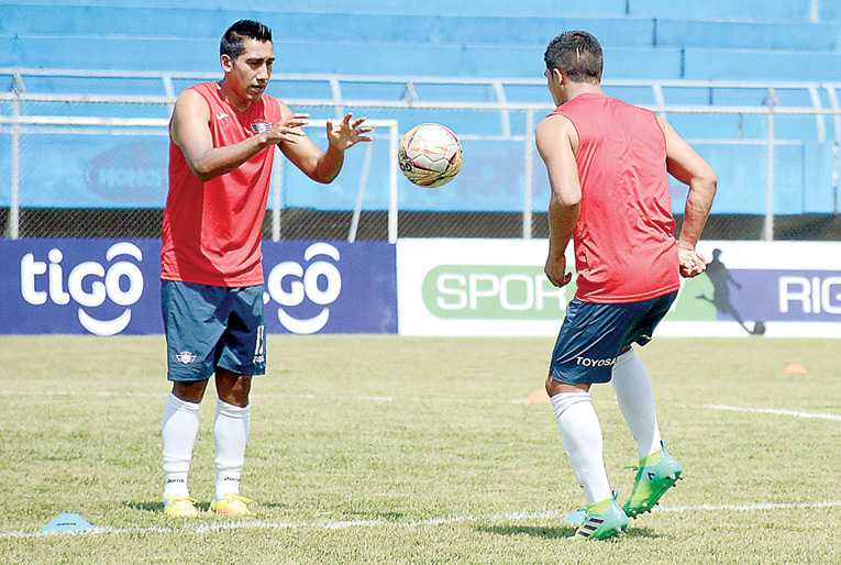 CRISTHIAN MACHADO (I) DURANTE LA SESIÓN DE ENTRENAMIENTO JUNTO A JUAN PABLO APONTE (D). DICO SOLÍS