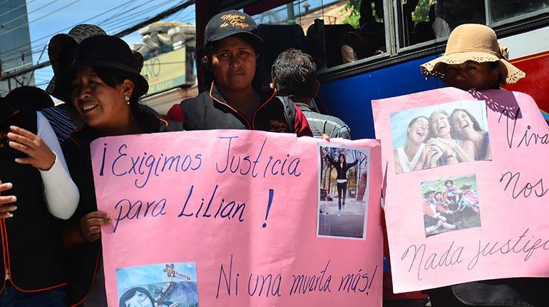 Personas exigen justicia para una víctima de feminicidio. | Archivo | Carlos López