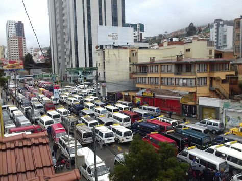 Transporte público bloquea la calle 17 de Obrajes con sus motorizados.