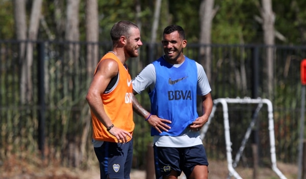 Tevez está en duda por una lesión en el hombro y Nandez no jugará por una suspensión (Enrique Marcarian)