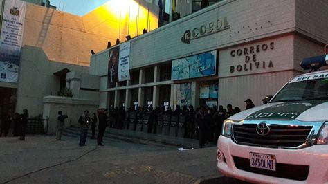 Resguardo policial en puertas de Correos de Bolivia (Ecobol) ubicado en la avenida Mariscal Santa Cruz de La Paz, este jueves 1 de marzo de 2018.