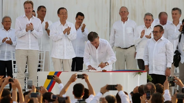 La firma de Juan Manuel Santos en el pacto con las FARC (AP)