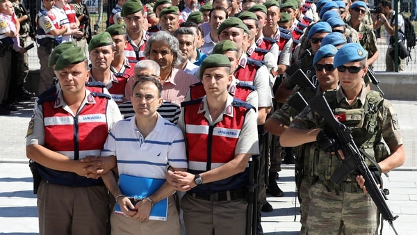 Las fuerzas turcas se llevan detenidos a acusados de estar detrás del golpe contra Erdogan (AFP)